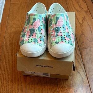Native Kids Jefferson Slip-On Sneakers in Pink, Green & White C12 original box